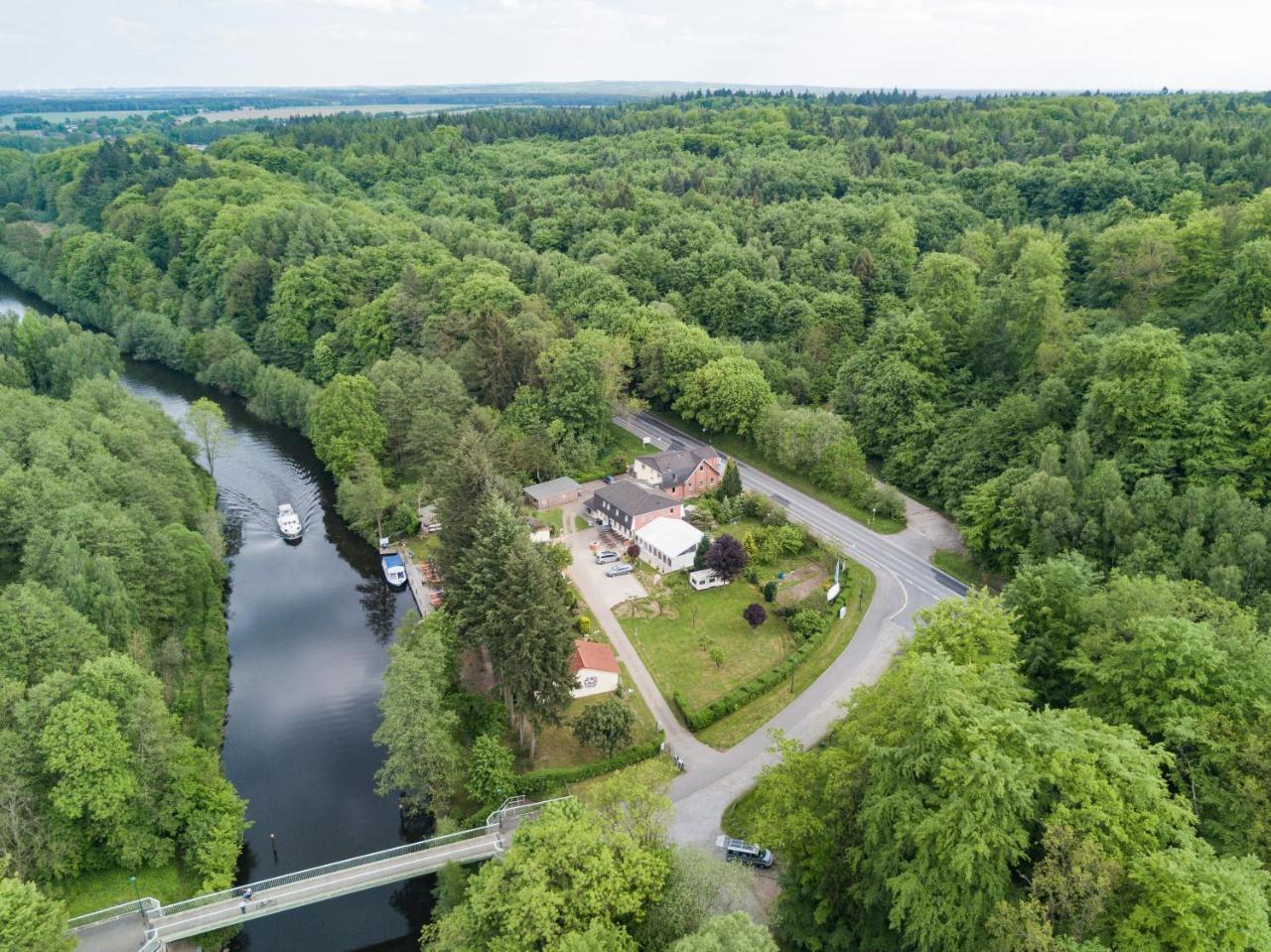Pension "Am Brunnen" Пархим Экстерьер фото